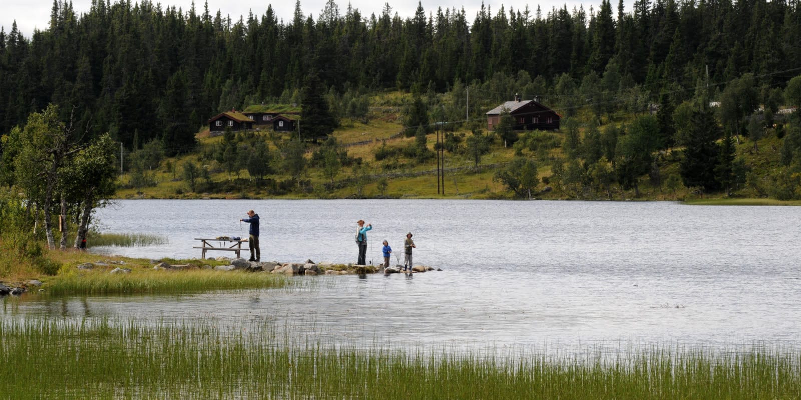 Austlid Fjellstue familie fisker ved vannet sommertid ved Thon Hotel Skeikampen