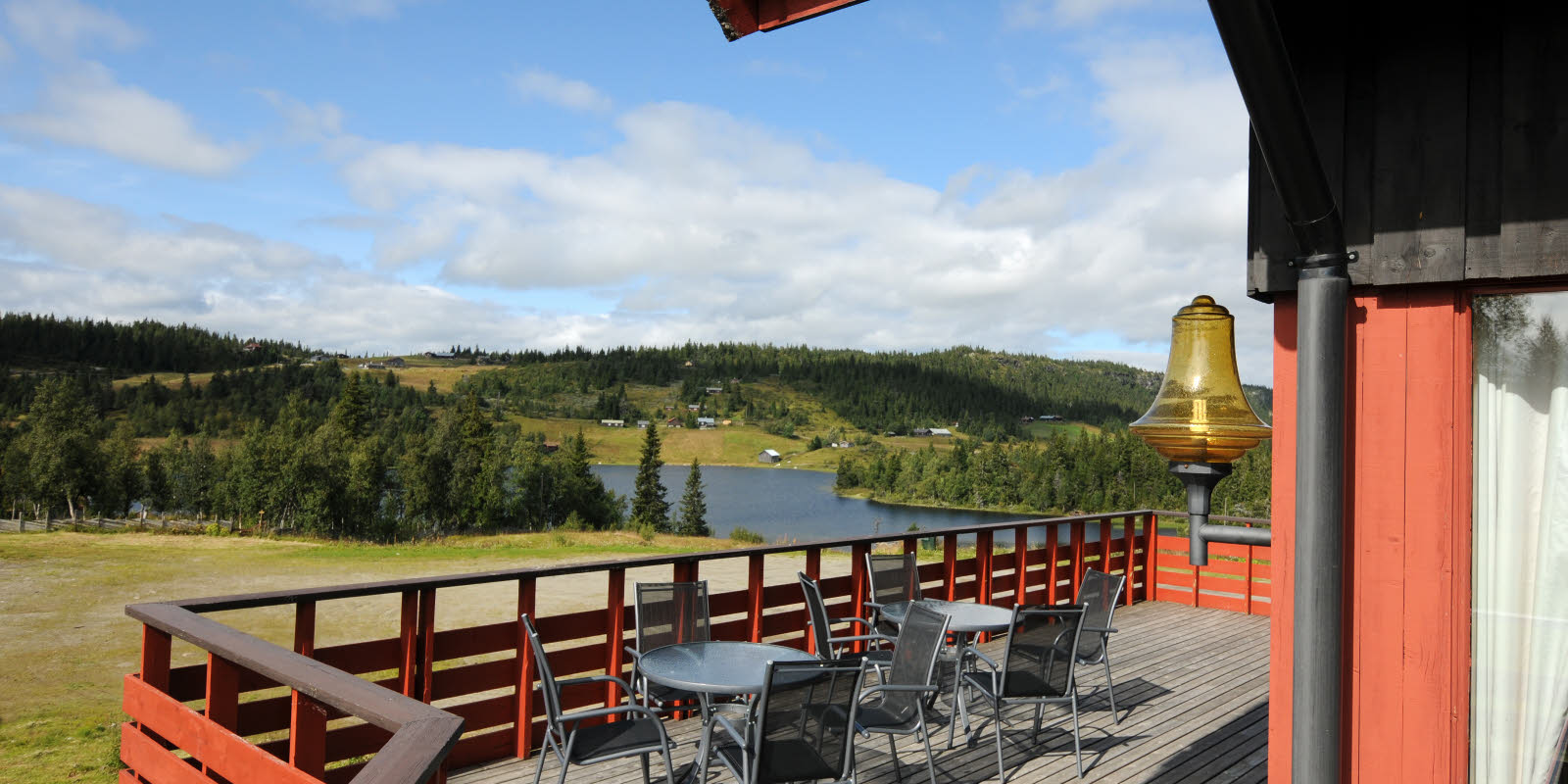 Veranda på fjellet med sitteplass og sol på Austlid Fjellstue på Thon Hotel Skeikampen