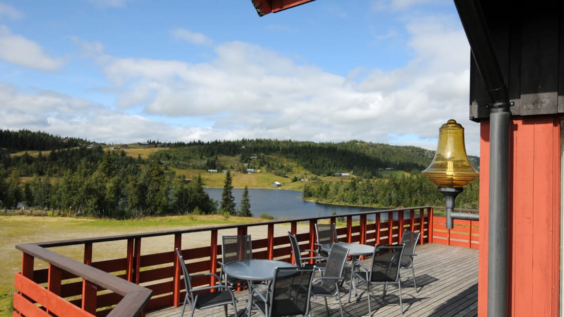 Veranda på fjellet med sitteplass og sol på Austlid Fjellstue på Thon Hotel Skeikampen