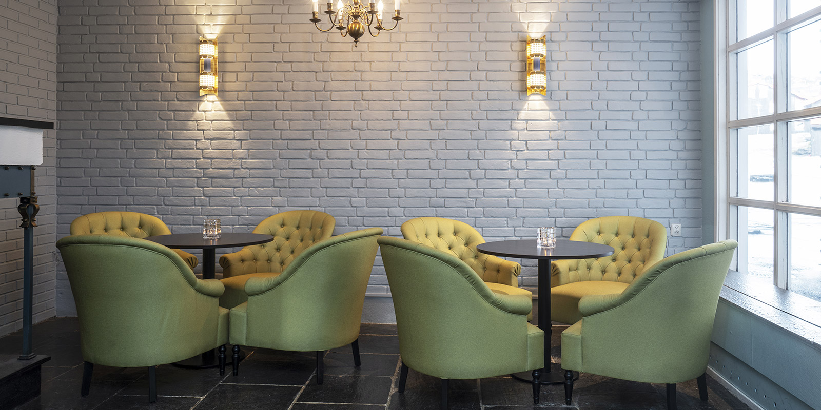 Sittegrupper i lobbyen på Thon Hotel Skeikampen