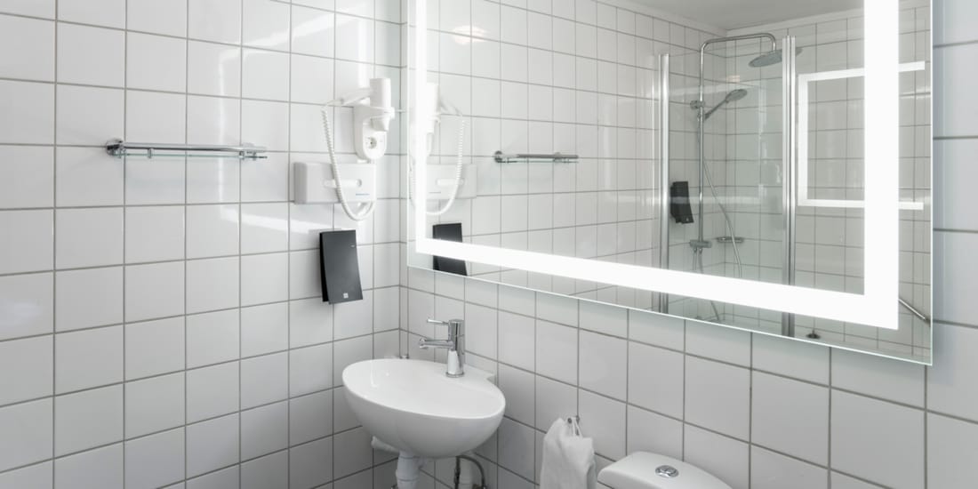 Bad med stort speil og vask i familierom og buisnessrom på Thon Hotel Skeikampen