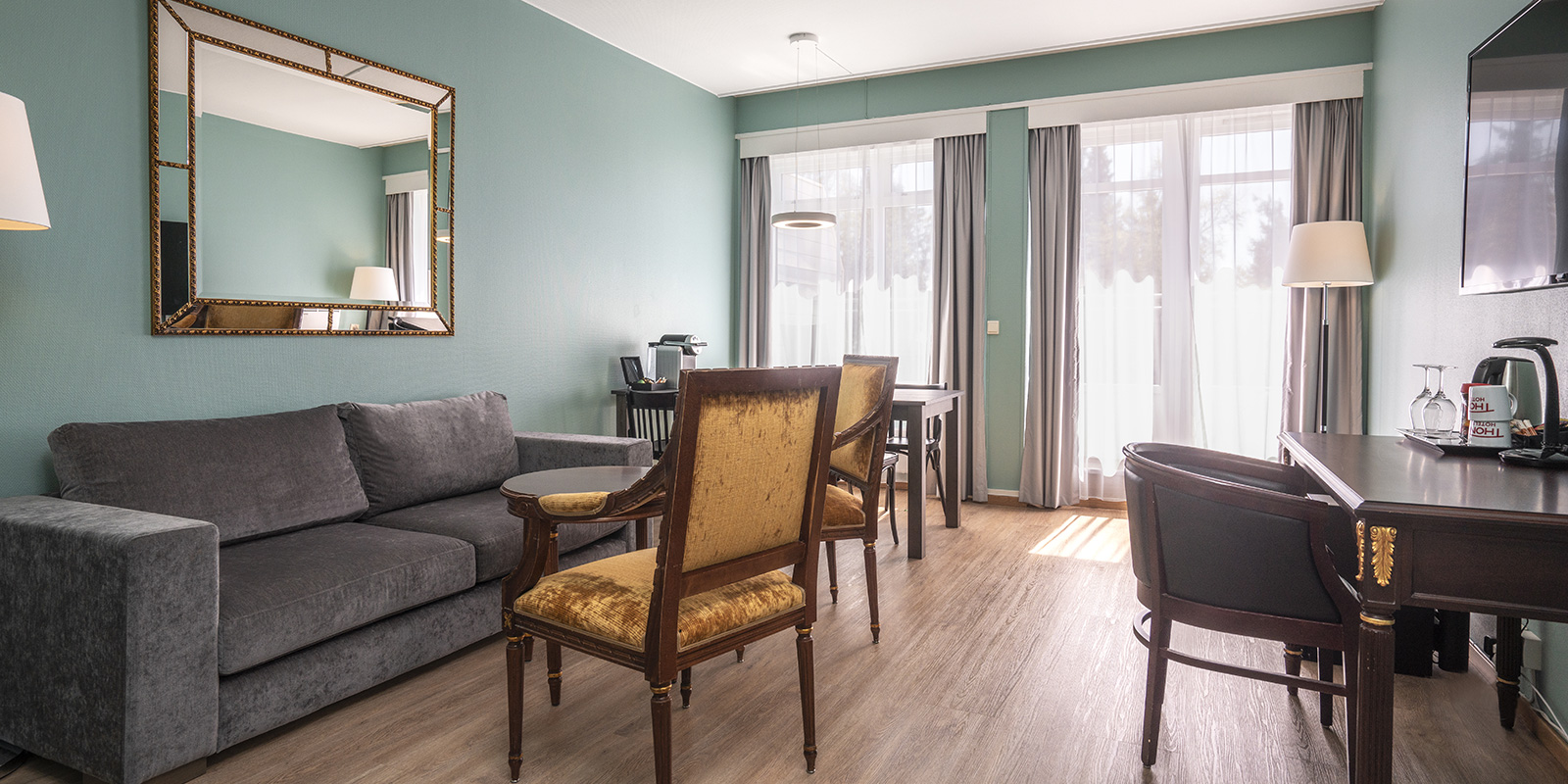 Sittegruppe og skrivebord p&#xE5; business room p&#xE5; thon hotel skeikampen