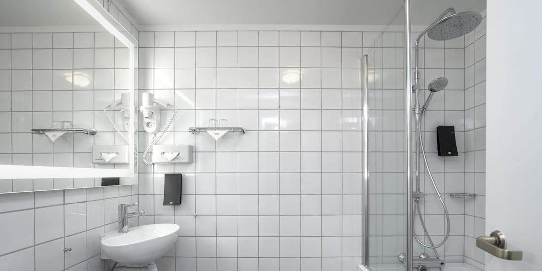 Bad med dusj, vask og toalett på gjesterom på Thon Hotel Skeikampen
