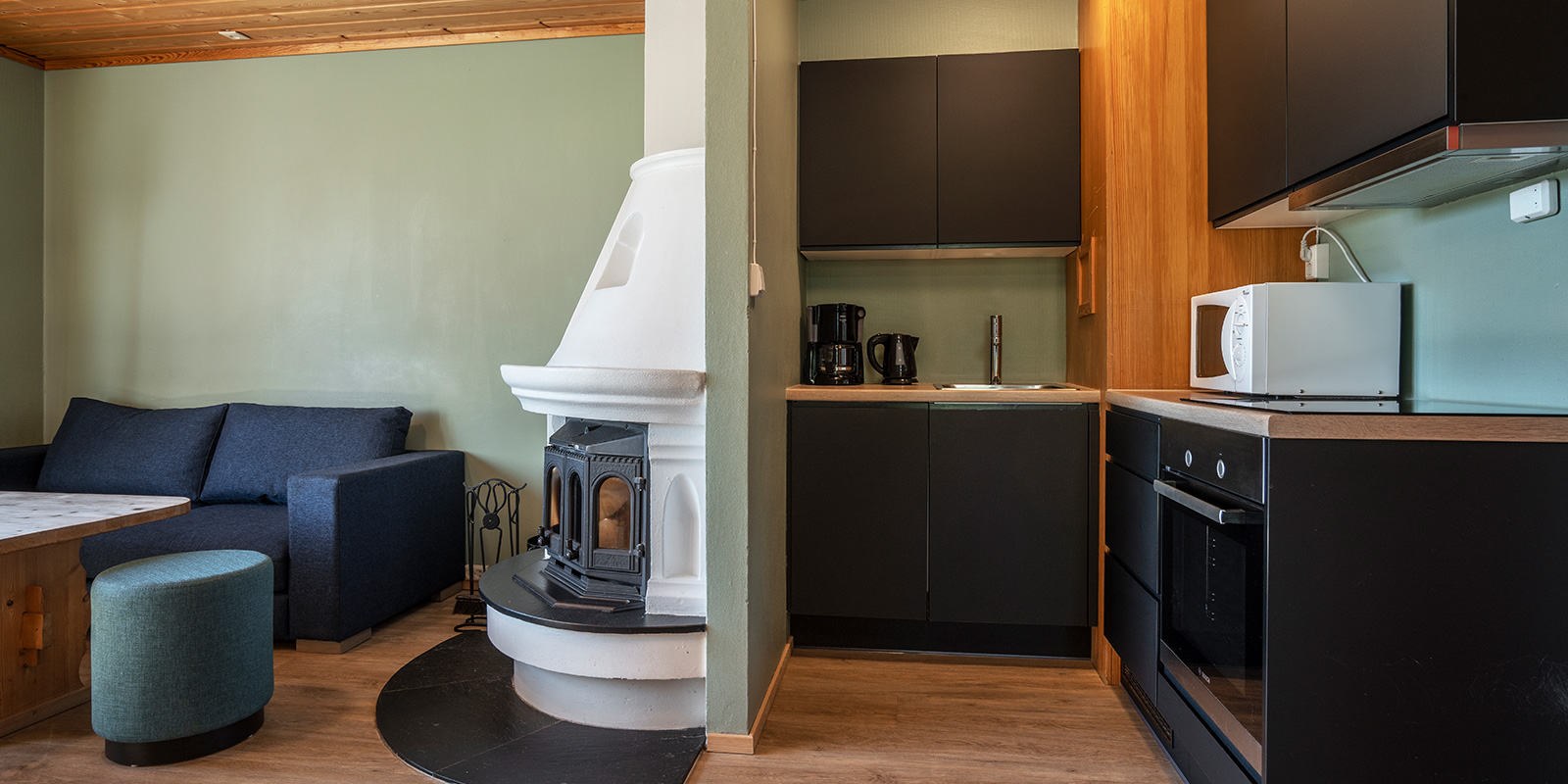 Kj&#xF8;kkenkrok og stue med sofagruppe og peis