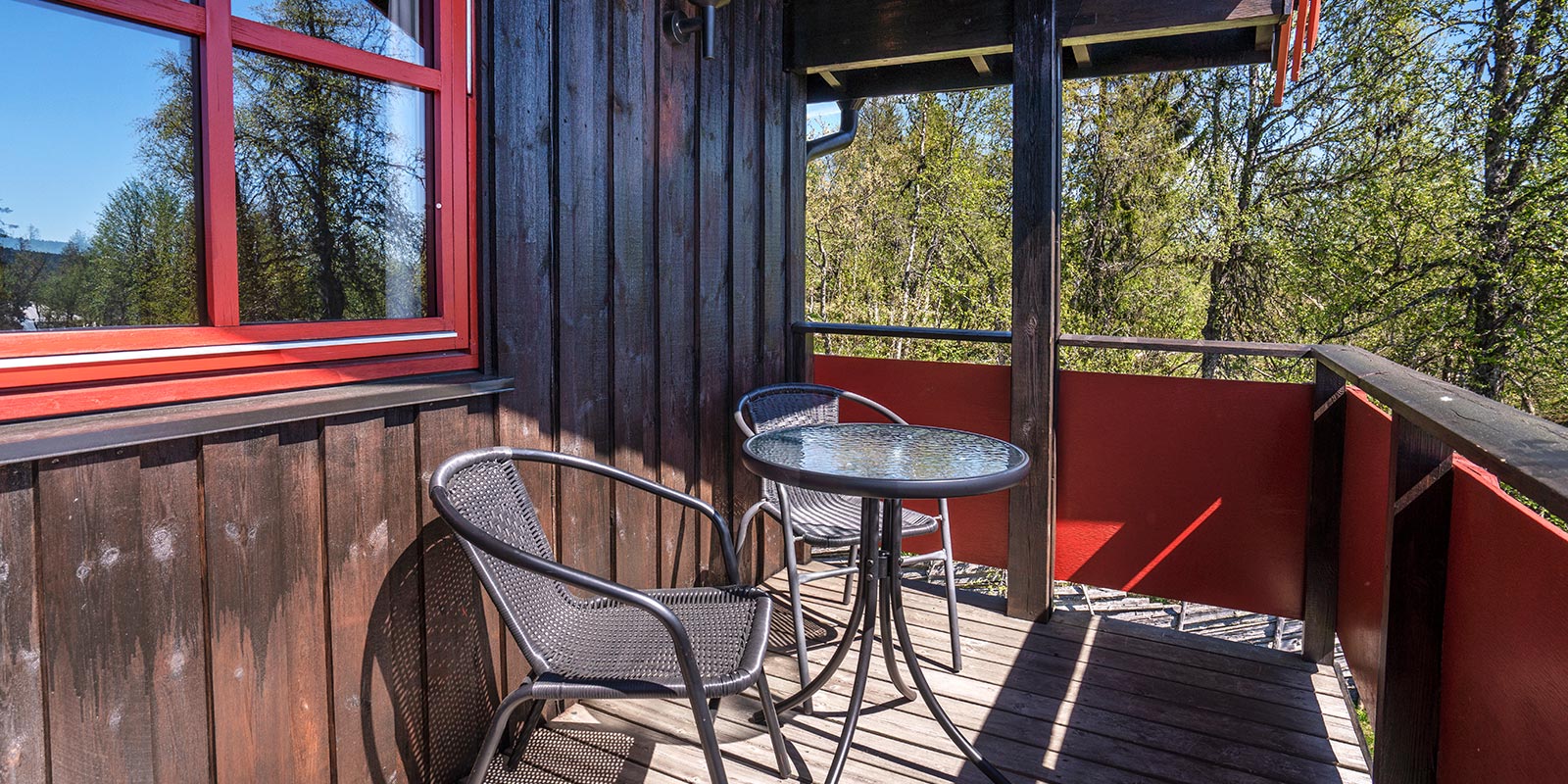 Veranda utenfor leiligheten med stoler og bord