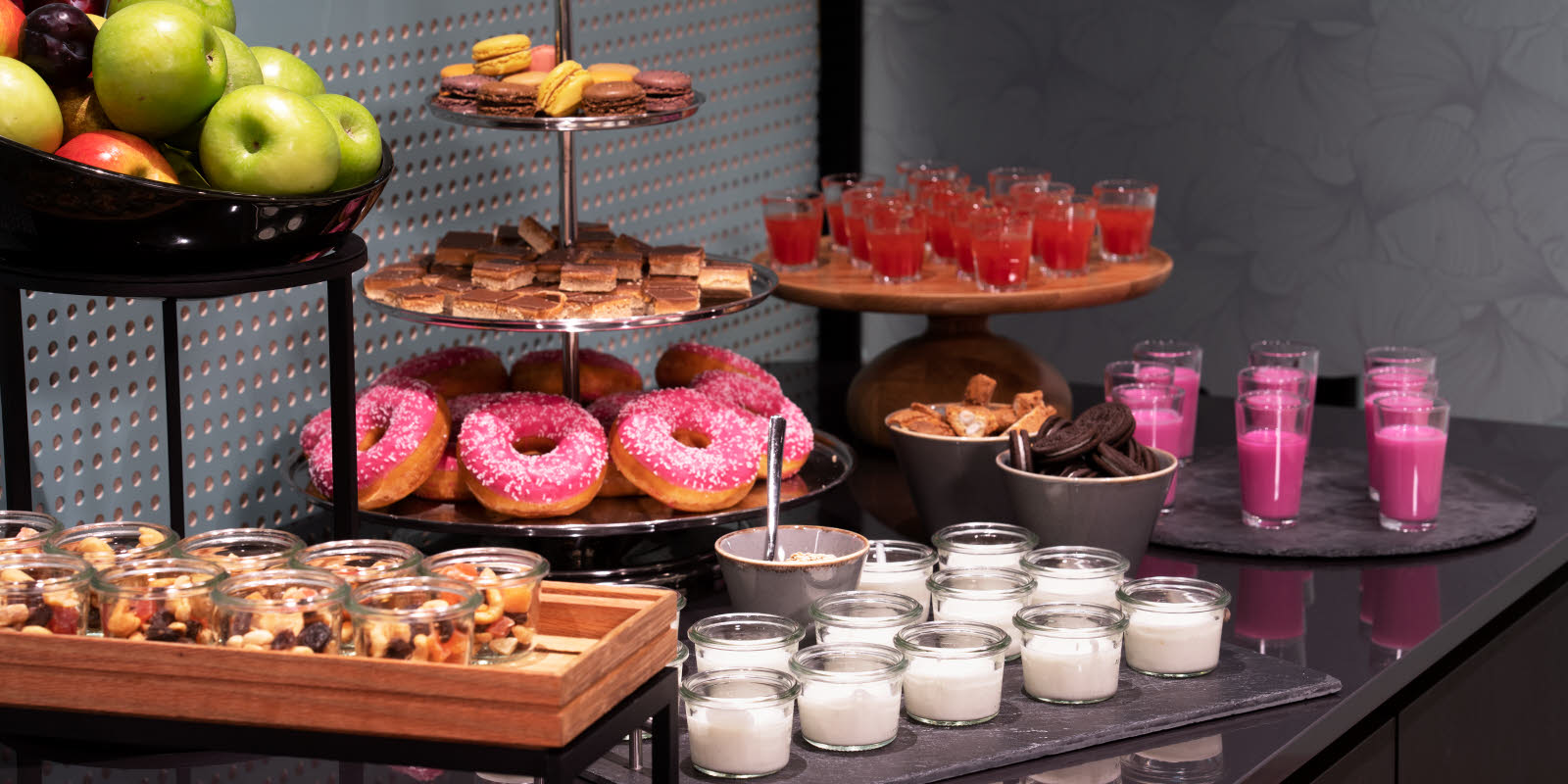 konferanse pausemat, detaljbilde av donuts og juice-shots.