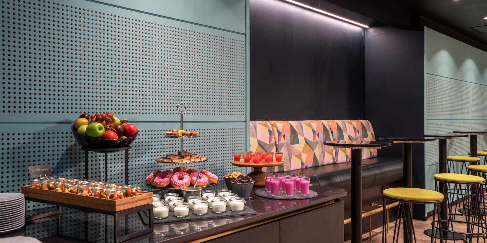 konferanse pausemat, detaljbilde av donuts og juice-shots.