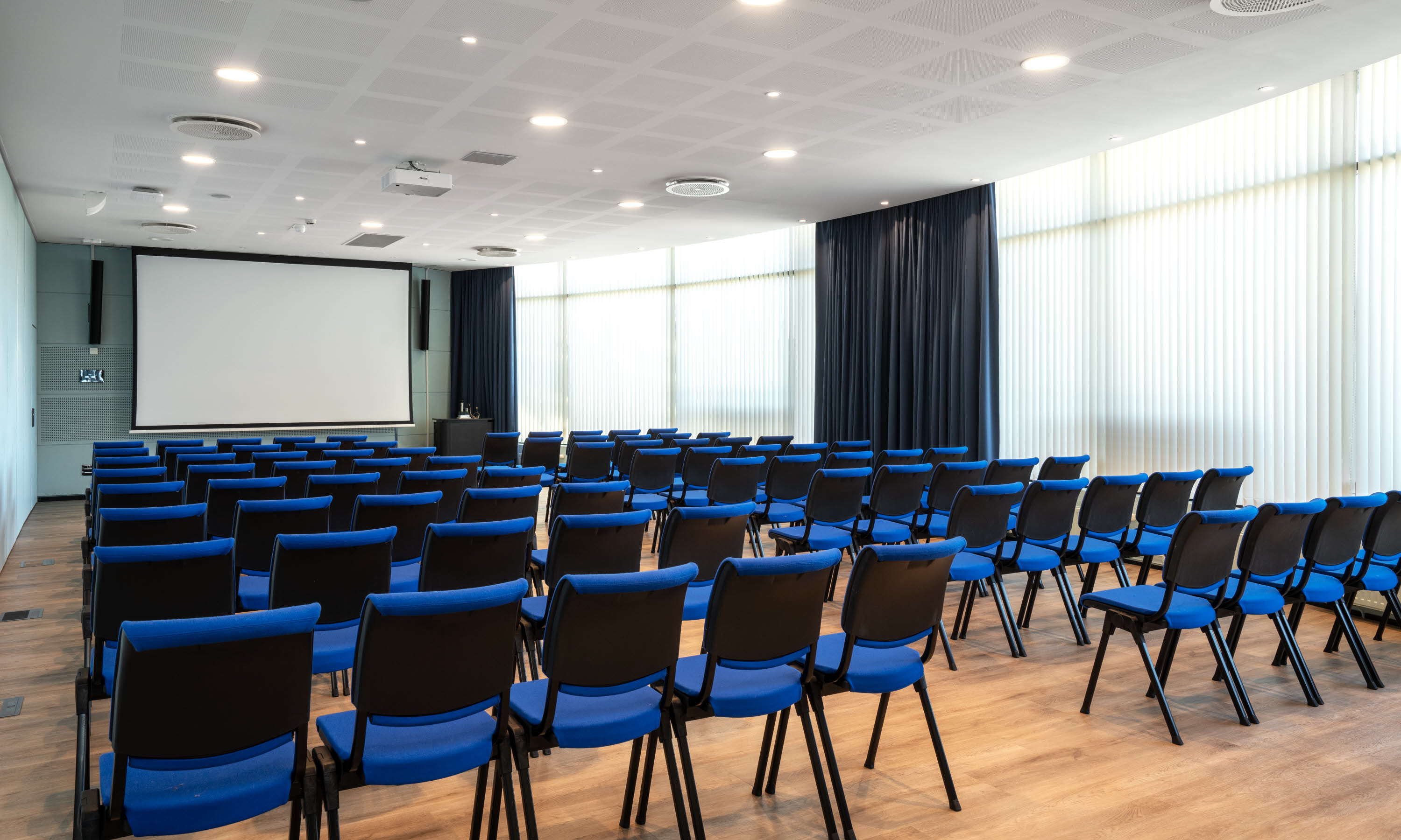 Møterom i klasseromsoppsett med projektor