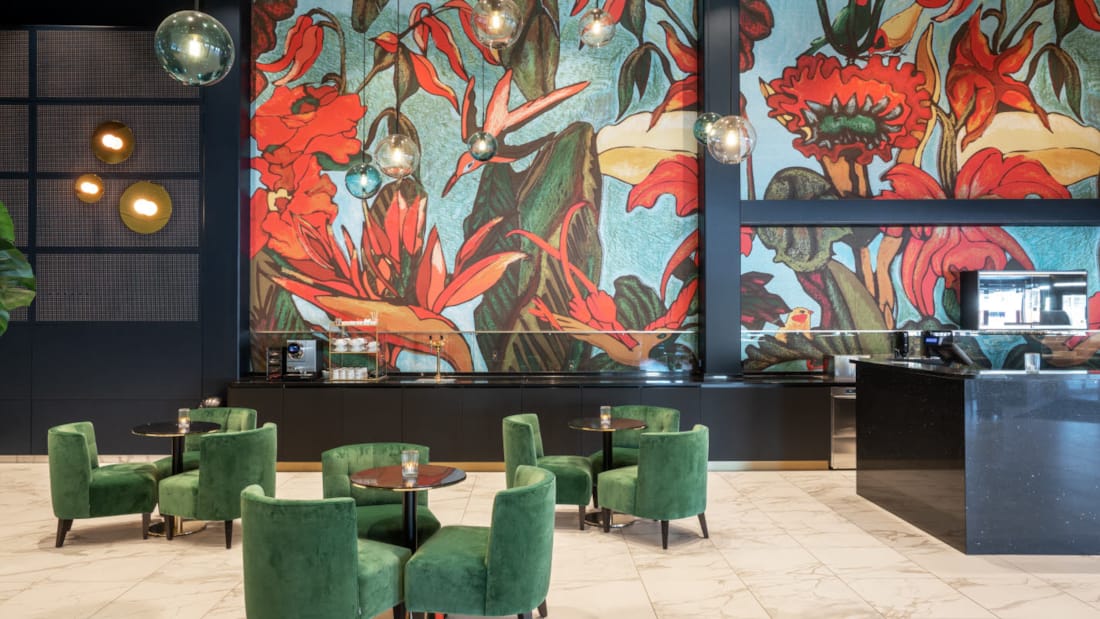 Thon Hotel Ski bar med stor takhøyde, grønne stoler og fargerike vegger