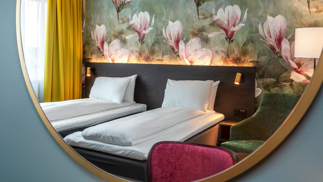 Speilbilde av en seng i twinrom på Thon Hotel Ski
