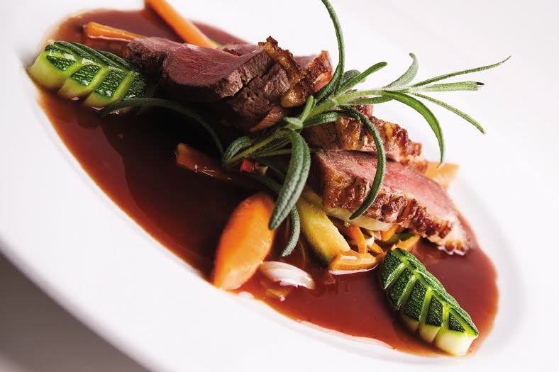 Thon Hotel Høyers tallerken med biff, saus og andre grønnsaker