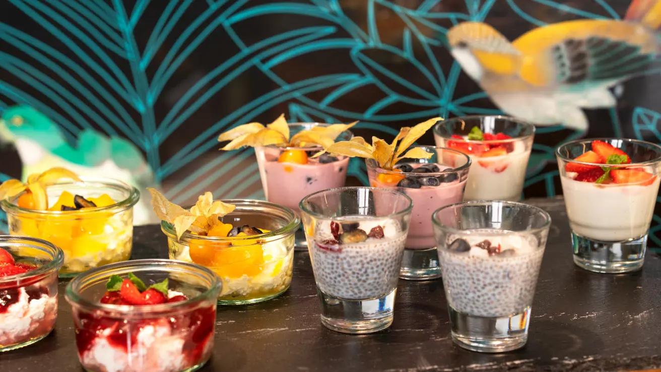 Sunne og søte fristelser til pausemat under konferanse; frukt, nøtter, kaker og smoothies.