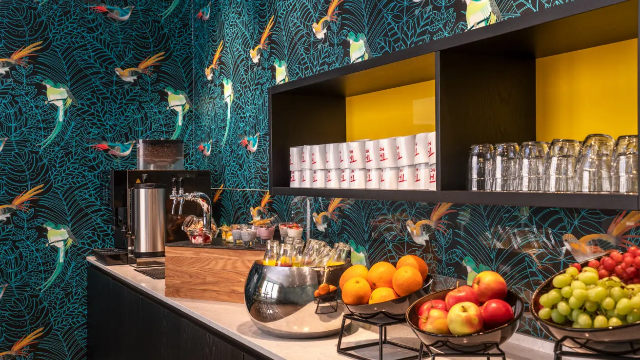 Søte fristelser til pausemat; makroner, muffins, kaker og smoothies