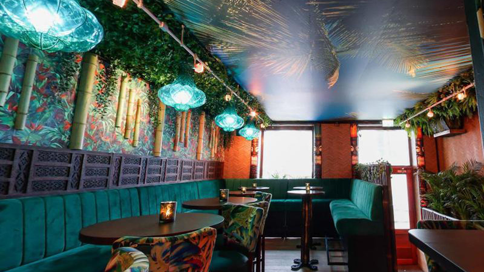 innsiden av aloha bar med sitteplasser og lys