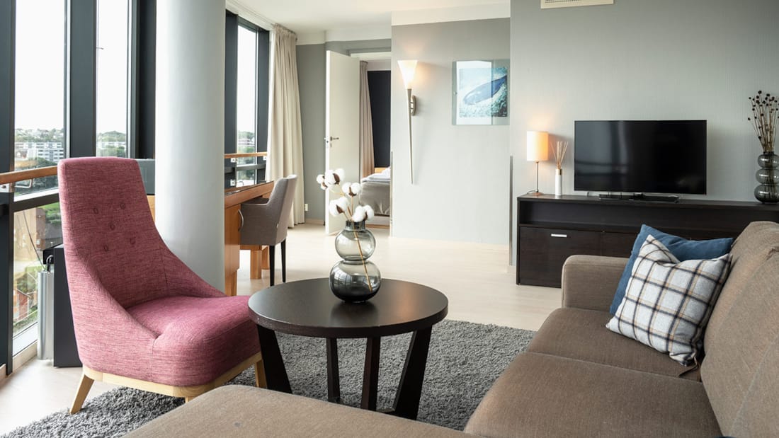 Sittegruppe og tv-benk på suite på Stavanger Forum Hotel
