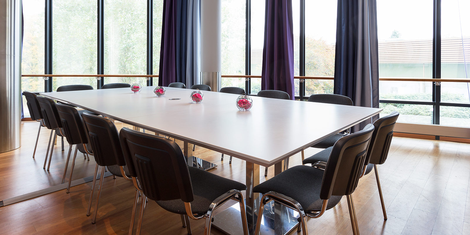 Møterom med styrebord og store vinduer