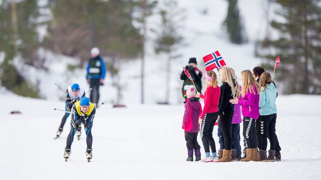 Nordmarkarka idrettsenter skirenn med heiagjeng med norsk flagg