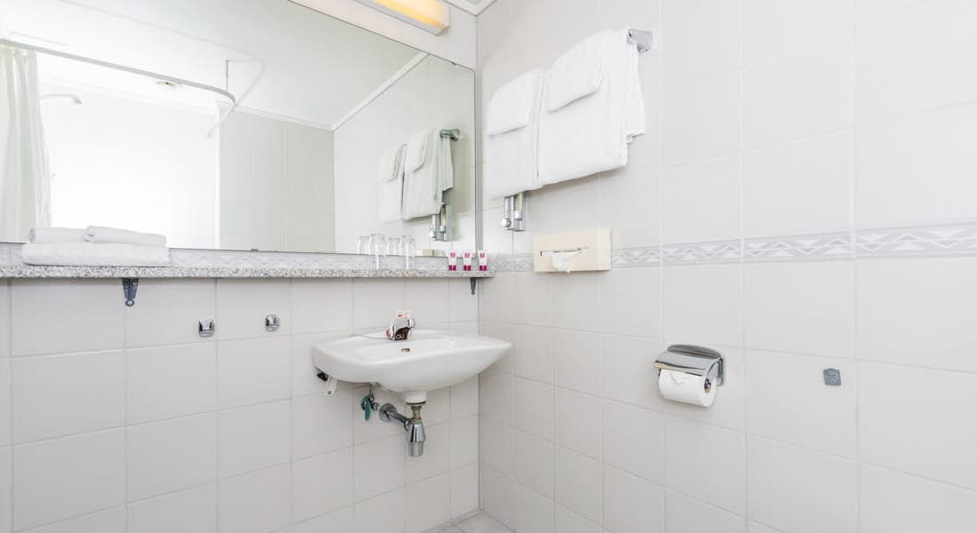 Bad med stort speil og vask i budsjettrom på Hotel Surnadal