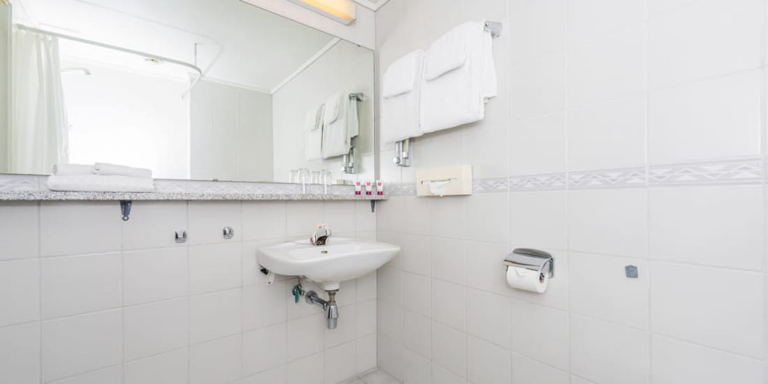 Bad med stort speil og vask i budsjettrom på Hotel Surnadal