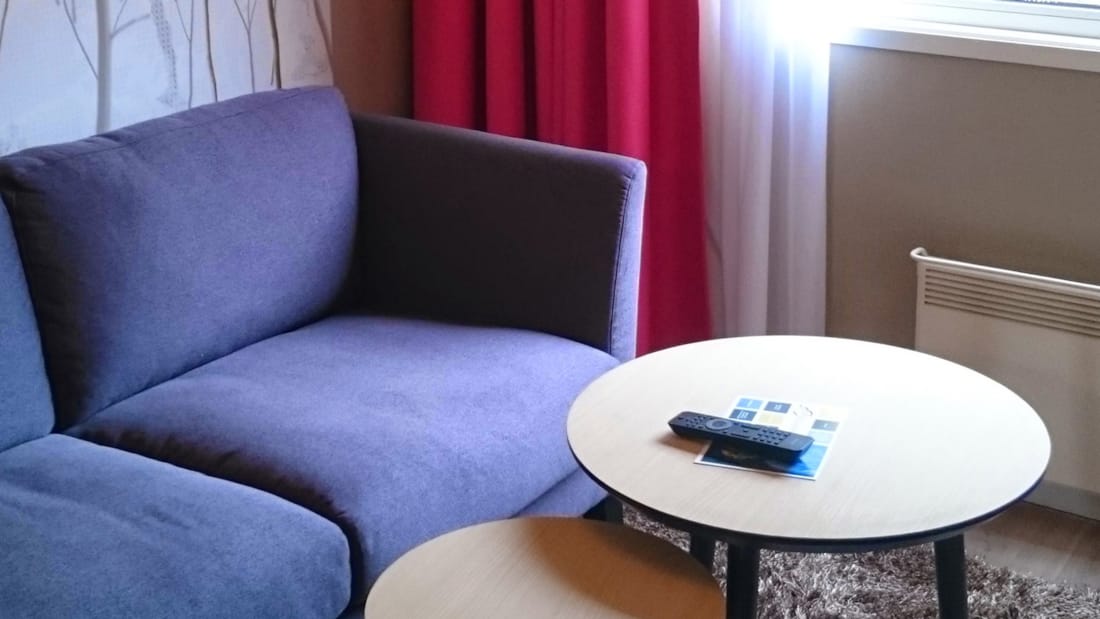 Sofa og bord i familierom på Hotel Surnadal