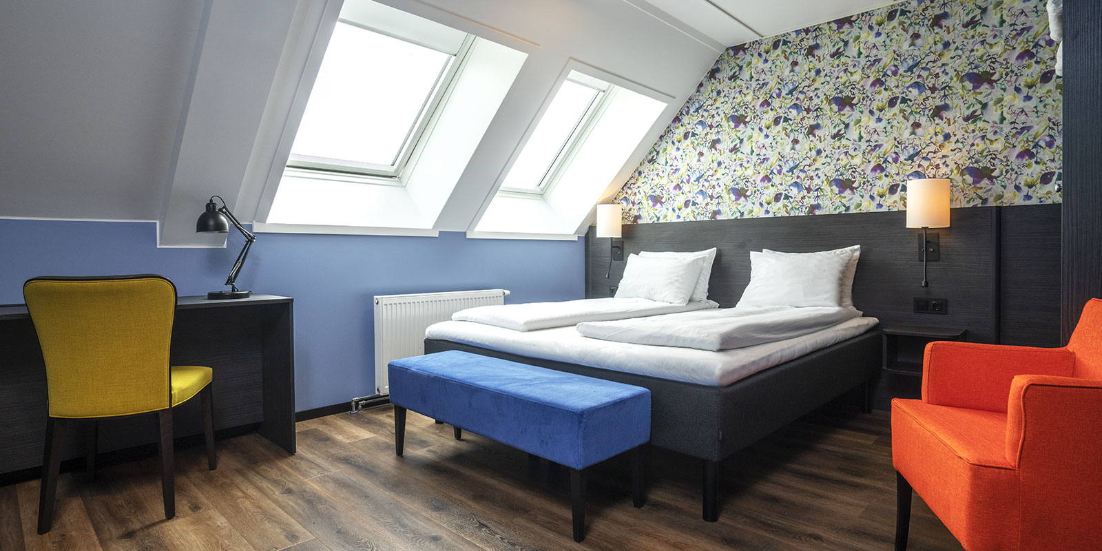 Skrivebord, stol og dobbeltsent i superior room på Thon Hotel Tromsø