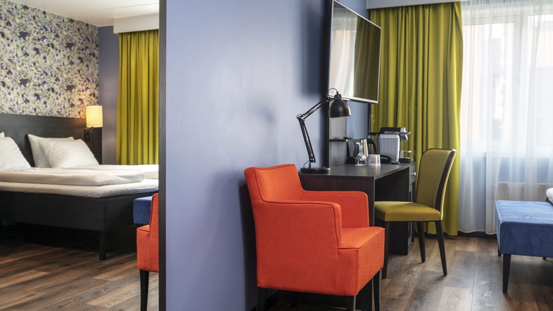 Skrivebord og stol i superior room på Thon Hotel Tromsø