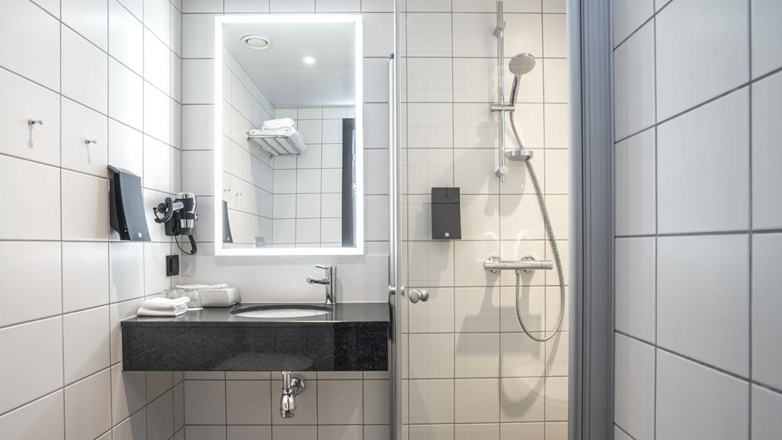 Dusj og vask på badet i våre standardrom på Thon Hotel Tromsø