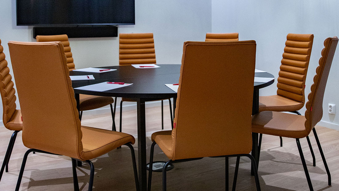 Byåsen konferanserom innredet med et rundt bord med stoler
