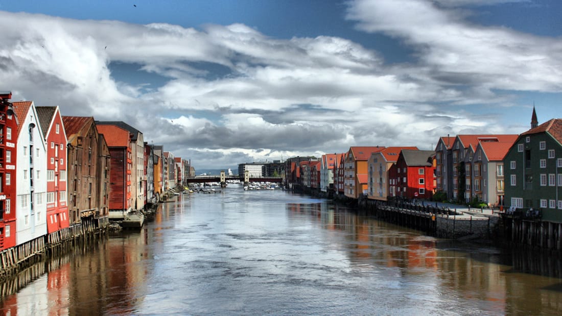 Trondheim by som speiler seg i Nidelva