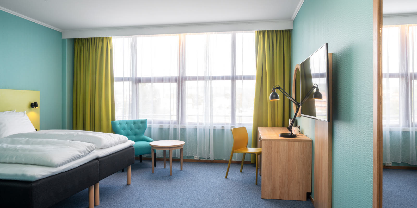 Dobbeltseng med skrivepult og to stoler