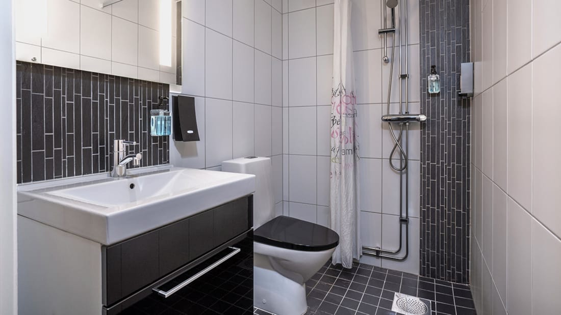 Servant og dusj på bad på Thon Partner Hotel Kungsbron