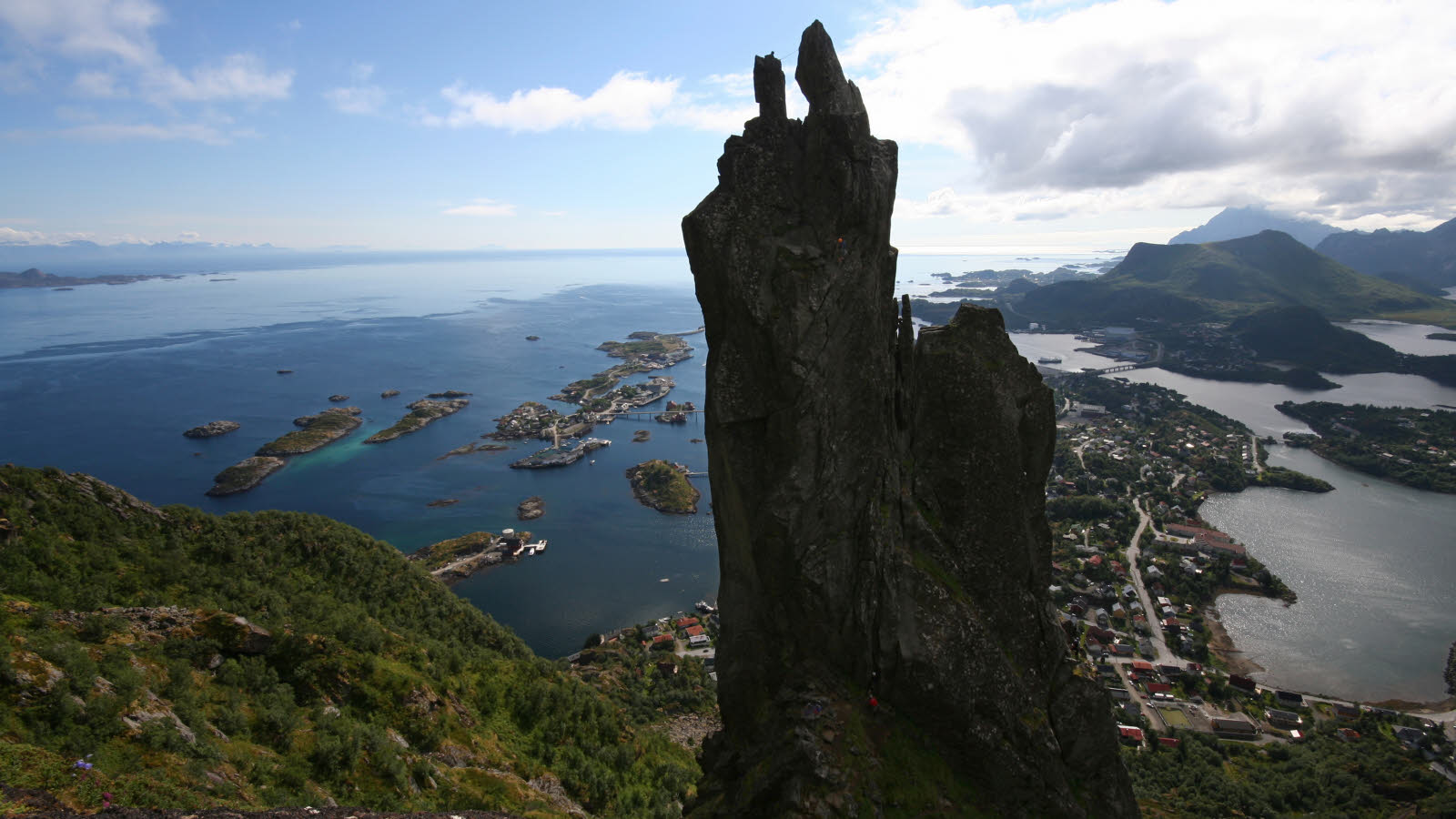 Svolværgeita sett fra siden, med utsikt over Svolvær.