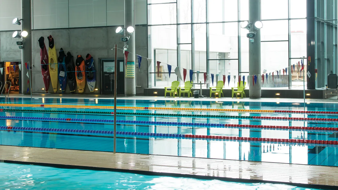 Hos Nordlysbadet er det b&aring;de konkurransebasseng og oppl&aelig;ringsbasseng.
