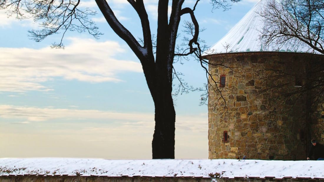 Tårn ved Akershus festning dekket av snø