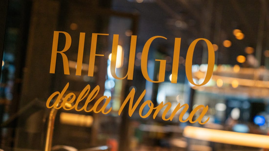 Logoen til Rifugio della Nonna på et vindu