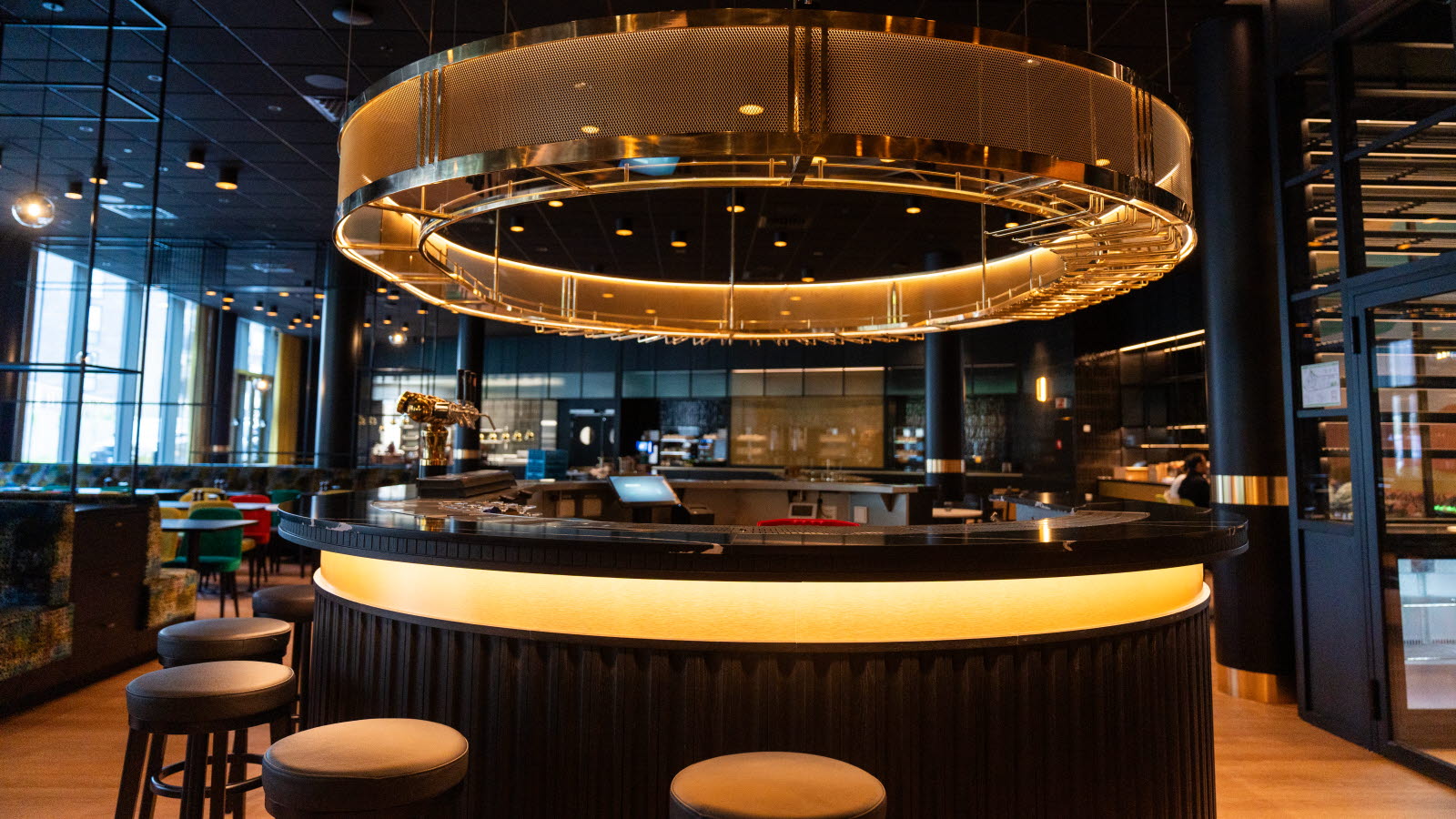 Rund bar sentrert i midten av restaurant Rifugio della Nonna på Thon Hotel Snø