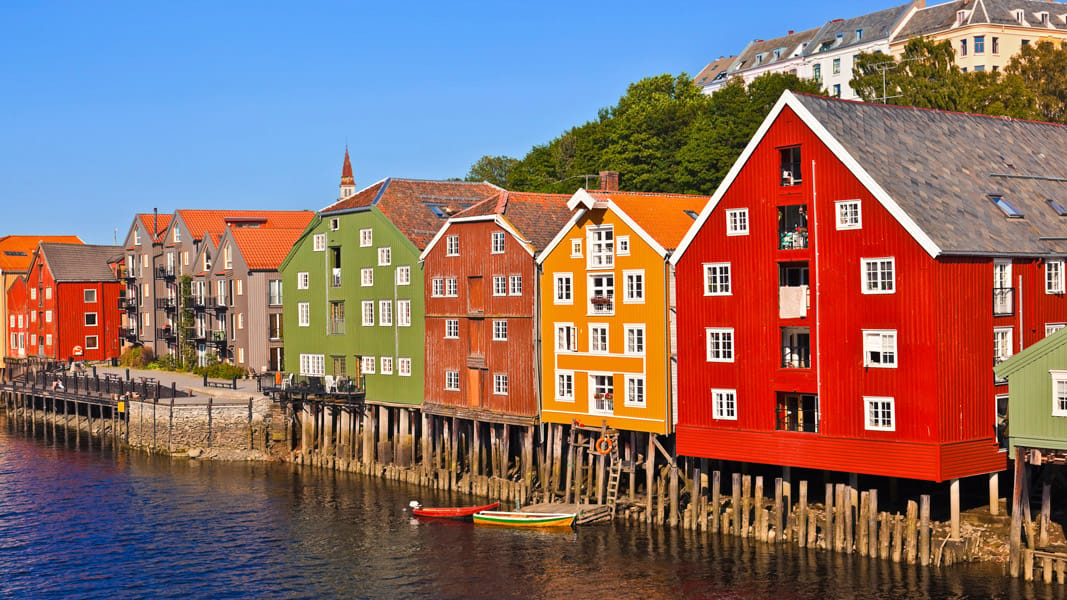 Bryggen i Trondheim i solskinn under blå himmel