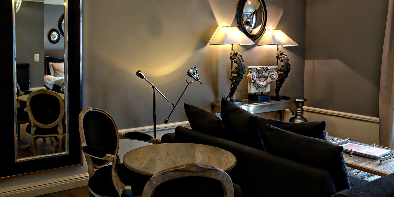 Bord og sofa i leilighet