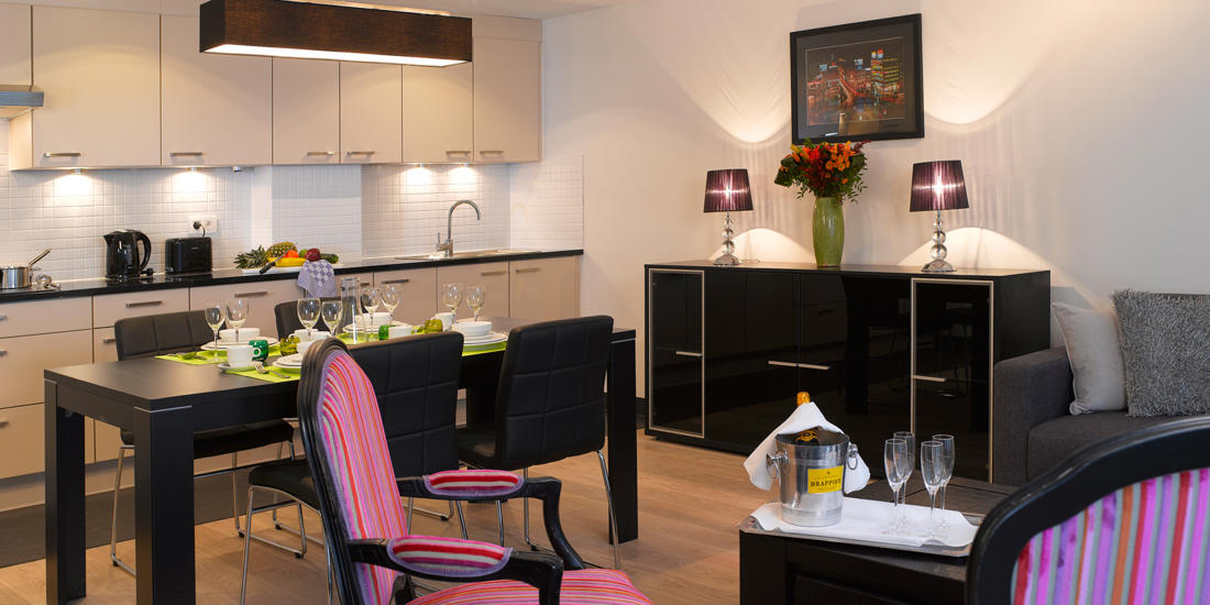 Stuen i en femroms leilighet i Thon Residence EU
