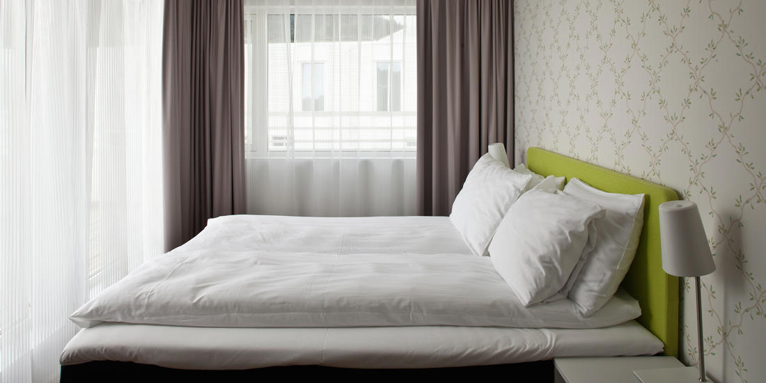 Seng i toroms leilighet på Thon Hotel Sandven