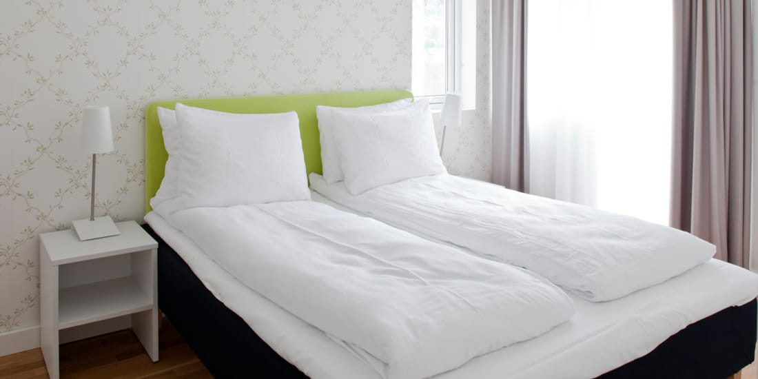 Dobbeltseng på soverom i leilighet med 2 soverom på Thon Hotel Sandven i Nordheimsund