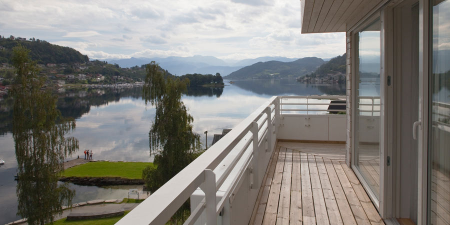Utsikten utover fjorden fra terassen til leilighet på Thon Hotel Sandven