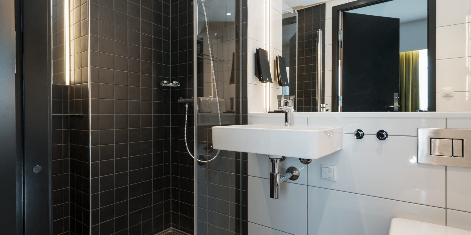 Bad med dusj og vask.