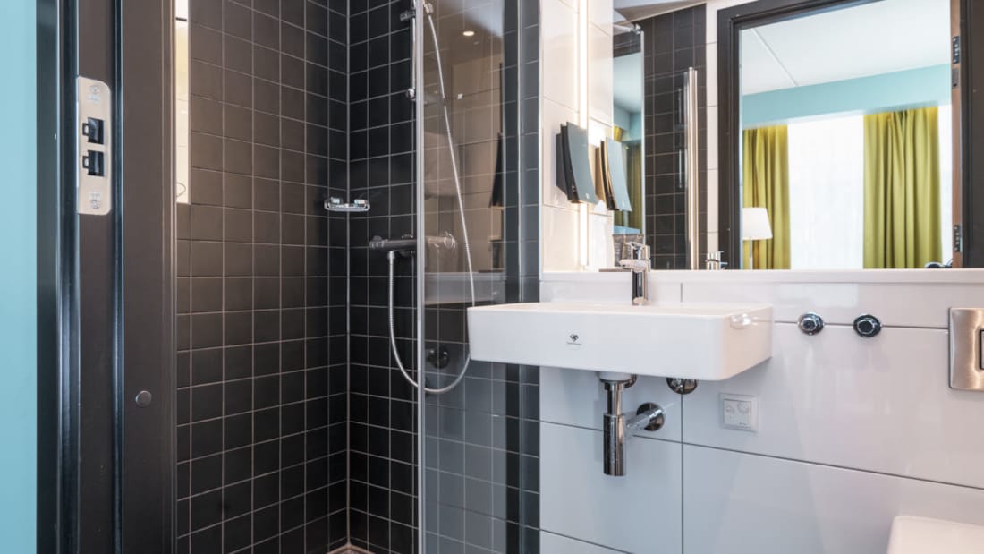 Bad med dusj og vask på Thon Hotel Linne Apartments