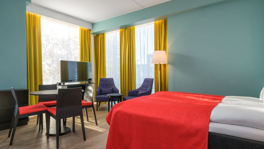 Dobbeltseng, smart-TV og kjøkkenbord på 2 roms leilighet på Thon Hotel Linne Apartments