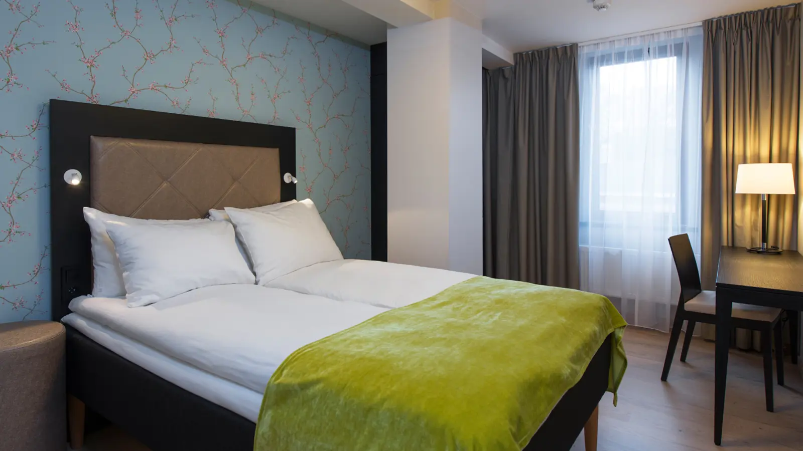 Skrivebord og dobbeltseng i leilighet på Thon Hotel Slottsparken