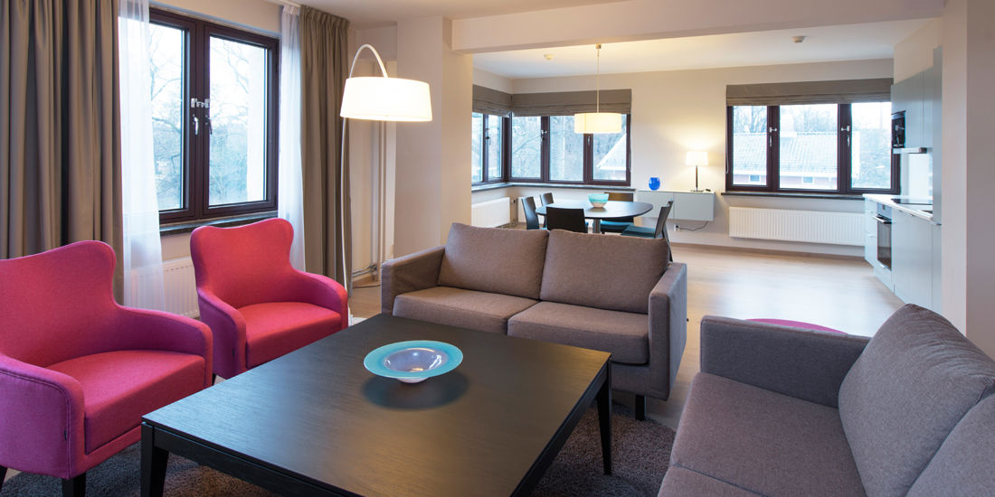 Stue i treroms leilighet på Thon Hotel Slottsparken Apartments