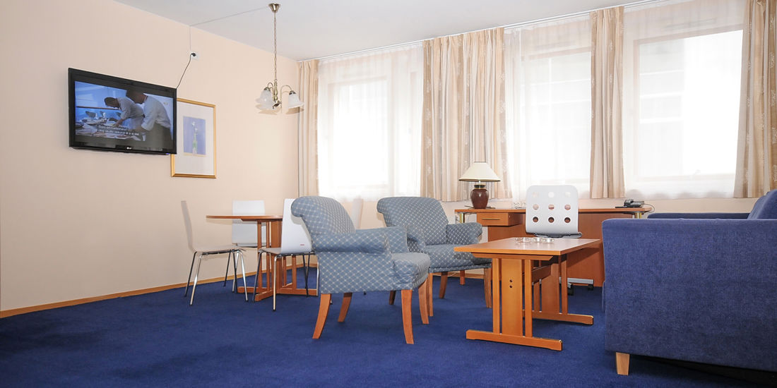 Stue i treroms leilighet på Thon Hotel Maritim Apartments