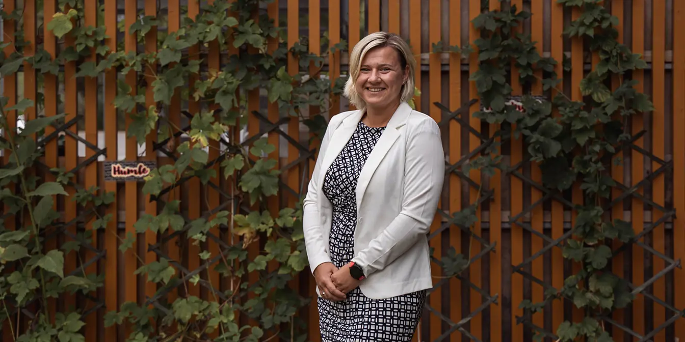 En smilende Lauma Turnele som jobber som senior revenue manager på hovedkontoret