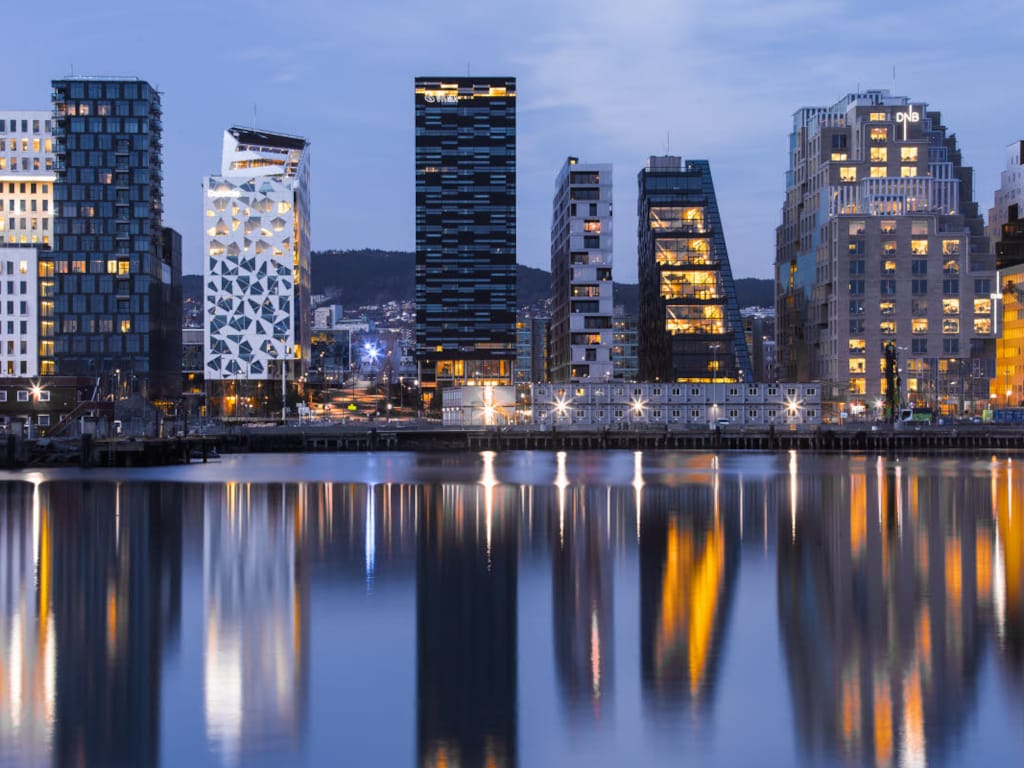 Oslo Barcode med høye bygninger, hvor bygningene reflekterer i vannet